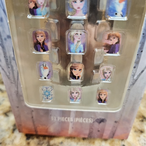 Disney Frozen II Press-on Nails 12 Piece Set Brand New Childrens Size Age 6+ - Picture 6 of 8